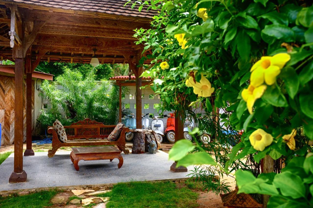 Ayu Hotel Каримунджава Екстериор снимка